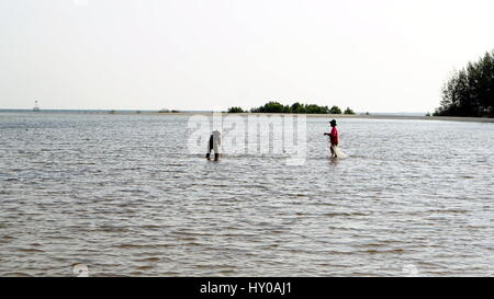 Die ruhigen tropischen Strand und den Fischern. Stockfoto