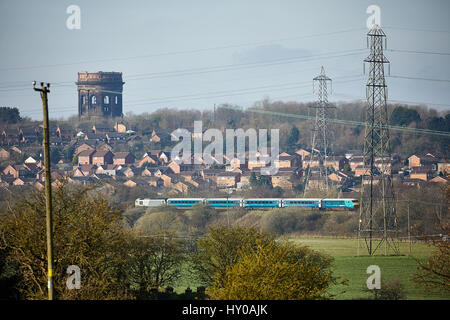 Arriva Trains Wales Weitergabe einer Manchester nach Wales Dienst Norton Wasserturm Cheshire, England. VEREINIGTES KÖNIGREICH. Stockfoto