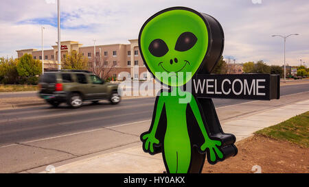 Kleinen grünen alien und Willkommen Schild empfängt die Besucher in ein Geschäft in Roswell, New Mexico Stockfoto