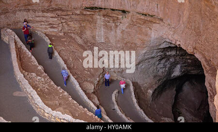 Touristen Wanderung auf dem natürlichen Eingang Trail in Carlsbad Caverns National Park in New Mexico