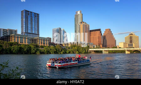 Austin, Texas-Skyline und Tour-Boot voller Touristen auf dem Colorado River Stockfoto