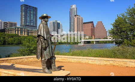 Stevie Ray Vaughan Statue über dem Colorado River von der Innenstadt von Austin, Texas Stockfoto