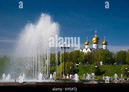 Jaroslawl, Russland - 8. Mai 2016: Park, Brunnen und Himmelfahrts-Kathedrale der russischen orthodoxen Kirche, Yaroslavl Stockfoto