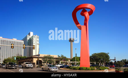 Fackel der Freundschaft-Skulptur auf den Straßen der Innenstadt von San Antonio, Texas mit dem Tower of the Americas im Hintergrund Stockfoto