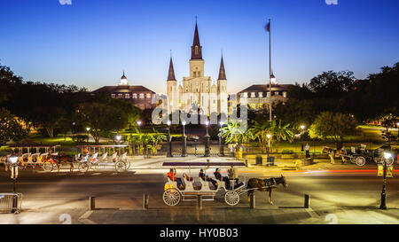 St. Louis Cathedral und Jackson Square in New Orleans French Quarter als Nacht fällt in Louisiana Stockfoto