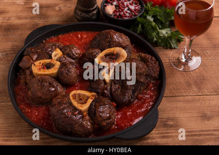 gebratenes Fleisch auf den Knochen Osso Buco in Tomatensauce Stockfoto