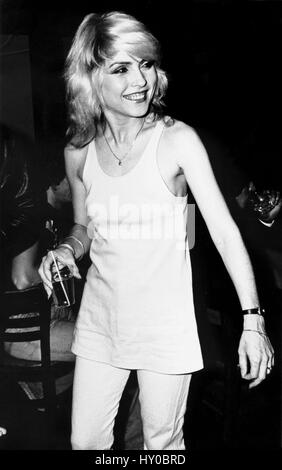 Debbie Harry von Blondie entspannt Downsatirs nach einem Auftritt bei meines Vaters in Roslyn, Long Island.  1. Juni 1978. Gary Gershoff © / MediaPunch. Stockfoto