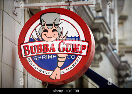 Melden Sie sich vor dem Bubba Gump Shrimp Co. Restaurant in London Stockfoto