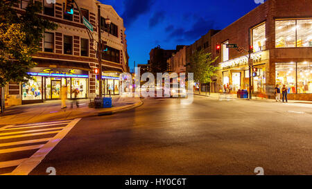 Fußgänger und den Verkehr auf einer belebten Straße in der Innenstadt von Asheville, North Carolina Stockfoto