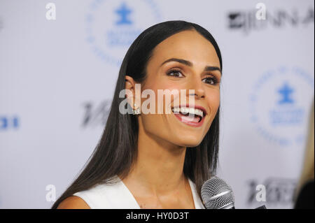 Jordana Brewster kommt bei Autism Speaks blauen Teppich bei der Barker Kleiderbügel im 8. Oktober 2015 in Santa Monica, Kalifornien, Stockfoto