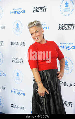 Sängerin Alecia Beth Moore aka Pink Autism Speaks blauen Teppich bei der Barker-Kleiderbügel auf 8. Oktober 2015 in Santa Monica, Kalifornien begleitet, Stockfoto