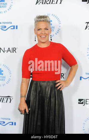 Sängerin Alecia Beth Moore aka Pink Autism Speaks blauen Teppich bei der Barker-Kleiderbügel auf 8. Oktober 2015 in Santa Monica, Kalifornien begleitet, Stockfoto