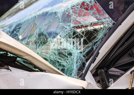 gebrochene Windschutzscheibe bei Autounfall hautnah Stockfoto