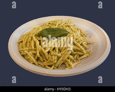 ein Teller Pasta (Trofie) mit Pesto-Sauce und ein Basilikum zu verlassen, an der Spitze Stockfoto