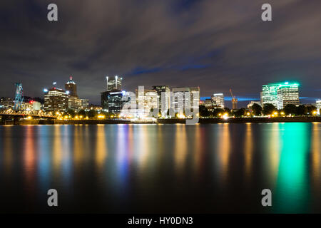 Die Skyline von Portland, Oregon spiegelt sich in den Willamette River von der Esplanade Ostufer. Eine 7-minütige Exposition glättet die Wellen der t Stockfoto