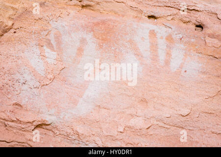 Eingeborene in der Wüste von Utah würde manchmal malen Handabdrücke auf Positive - Farbe auf die Hände aufgetragen, dann drückte an Wand- oder negativen Stil. Negative Stockfoto