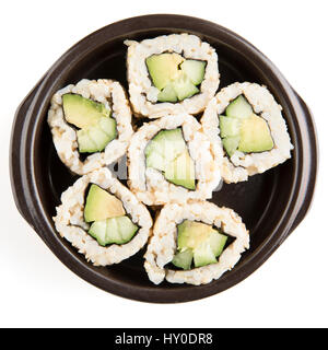 Sechs Vegan Gurke und Avocado Uramaki Brötchen in eine Schüssel und isoliert auf einem weißen Hintergrund. Stockfoto