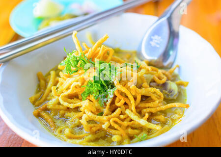 Eiernudeln in Chicken Curry (Kao Soi Kai) lokale Küche Norden von Thailand. Stockfoto