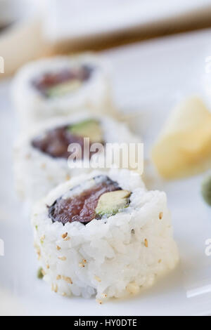 Frischer Thunfisch und Avocado Uramaki Sushi-Rollen. Stockfoto