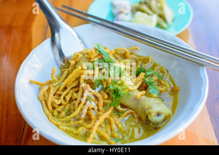 Eiernudeln in Chicken Curry (Kao Soi Kai) lokale Küche Norden von Thailand. Stockfoto