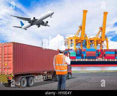 Arbeitnehmer spricht am Walkie-talkie für controlling Verladung Container in einem industriellen Hafen mit LKW Container und Cago Transportflugzeug flyin-Dock Stockfoto