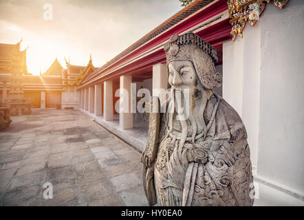 Steinstatue der Mönch im buddhistischen Tempel Wat Pho in Bangkok, Thailand Stockfoto