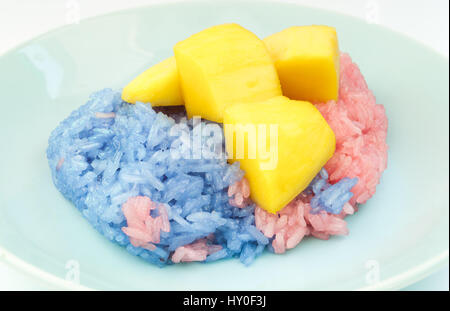 Closeup, Pink und blau süßer Klebreis mit reife Mangos, Thai Dessert Stockfoto