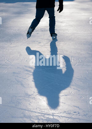 Silhouette und Schatten der Eiskunstläufer auf Eis im Gegenlicht Stockfoto