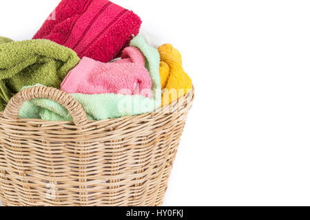 Schließen Sie oben Farbe Mix-Tuch in Weidenkörbe auf weißem Hintergrund Stockfoto