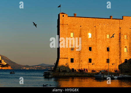 Die St. Johns Festung am Stadthafen in der mittelalterlichen Stadtmauer Dubrovnik an der dalmatinischen Küste in Kroatien. Stockfoto