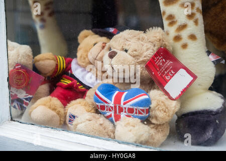 Windsor, UK - 18. März 2017: Teddybären in einem Souvenirshop Fenster Im beliebten Touristenort an der Windsor im März 2017. Stockfoto