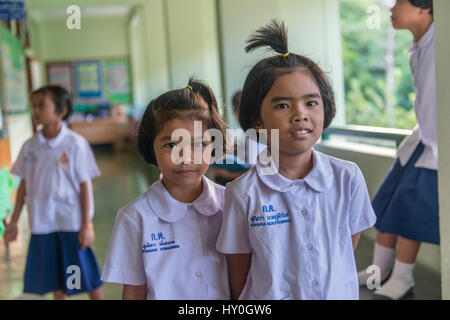 Zwei niedliche Mädchen Studenten namens Fasai (links) und Youmi in einer Grundschule in Phuket, Thailand. 10 = Mar-2017 Stockfoto