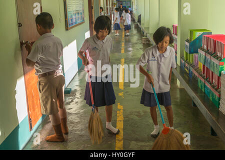 Studenten Aufräumen der Flur in einer Grundschule in Phuket, Thailand. 10. März 2017 Stockfoto