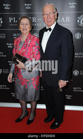 Sir Bobby Charlton und Dame kommen bei Manchester United, Old Trafford, für Manchester United Spieler des Jahres ausgezeichnet Stockfoto