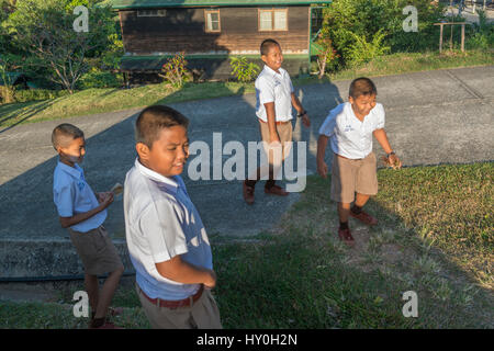 Junge Studenten in einer Grundschule in Phuket, Thailand. 10 = Mar-2017 Stockfoto