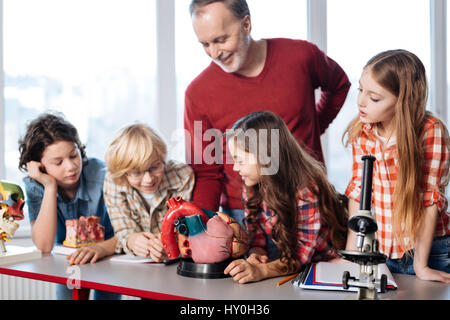 Coole Lehrer erklärt etwas über Herz Stockfoto