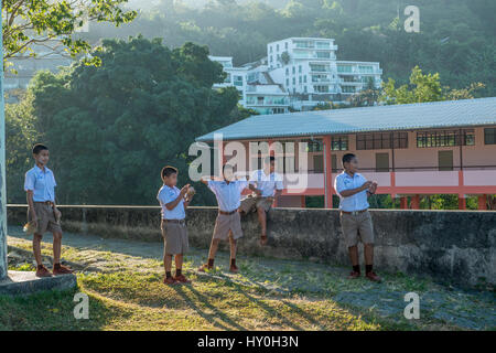 Junge Studenten in einer Grundschule in Phuket, Thailand. 10 = Mar-2017 Stockfoto