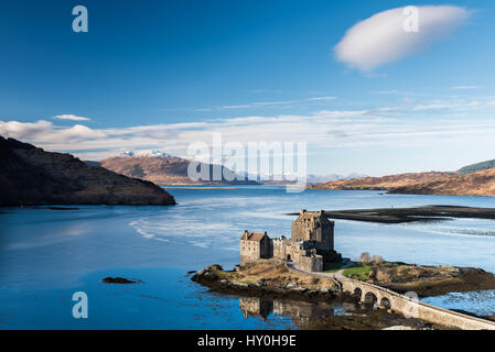 Eilean Donan Castle an einem schönen Wintertag ist morgen Stockfoto