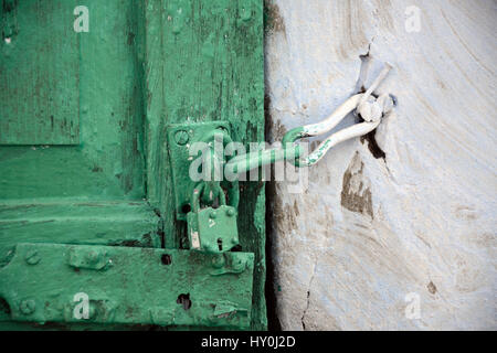 Gesperrt von grünen Holztür mit blauen Wand Haus, Jodhpur, Rajasthan, Indien, Asien Stockfoto