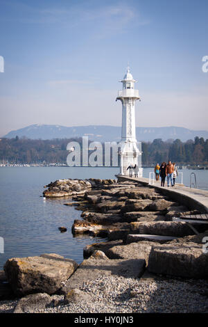 Der Leuchtturm - Phare des Pâquis - den Eingang zum Hafen von Genf, befindet sich auf der Mole am westlichen Ufer des Genfer Sees zu schützen Stockfoto