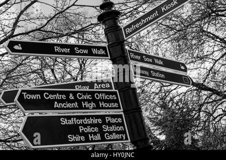 Monochromes Bild Richtung Wegweiser in Victoria Aprk, Stafford - Park befindet sich entlang des Flusses zu säen Stockfoto