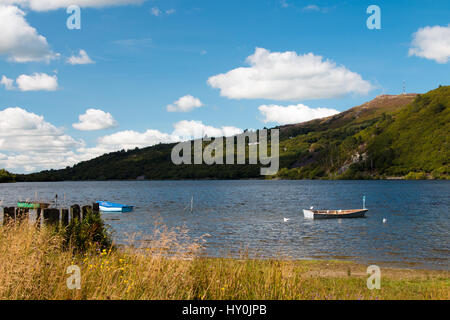 Der Blick über Llanberis Lake (Llyn Padarn), am Fuße des Mount Snowdon in Nord-Wales, genommen von der Küste entfernt am Rande des Dorfes. Stockfoto