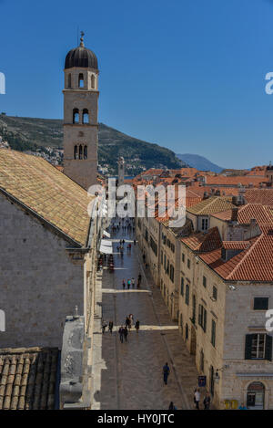 Portrait Blick auf den Stradun, oder die Hauptallee, in der mittelalterlichen ummauerten Stadt Dubrovnik, an der Küste Kroatiens Dalmatiens. Stockfoto