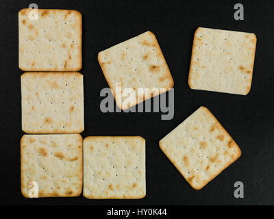 Muster der trockene Creme Kekse vor schwarzem Hintergrund Stockfoto