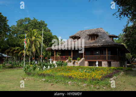 Seychellen, La Digue, l ' Union Estate. Historischen Plantation House, nationales Kulturerbe. Typische Residenz mit Strohdach. Stockfoto