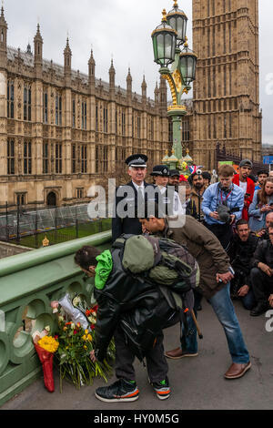 Mitglieder der Öffentlichkeit legen Blumen auf Westminster Bridge In Gedenken an die Opfer von Terror-Anschlag von London eine Woche zuvor, London, UK Stockfoto