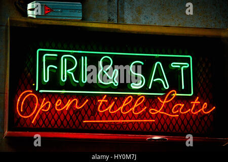 Neon Werbung Ende Eröffnung am Freitag und Samstag in London unterzeichnen Stockfoto