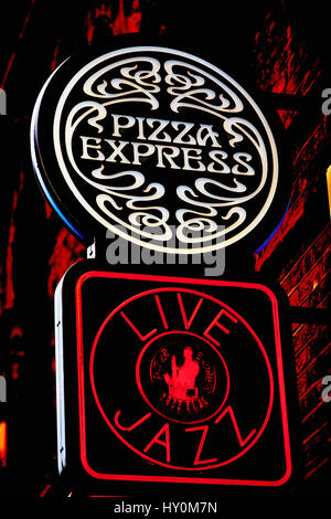 Neon-Schilder für live-Jazz im Pizza Express in London Stockfoto