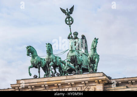 Die Quadriga befindet sich oben auf dem Brandenburger Tor in Berlin, Deutschland, Europa Stockfoto