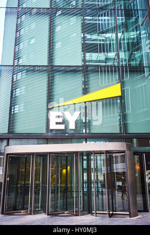 Gesamtansicht des Amtes EY (Ernst & Young) in London Stockfoto